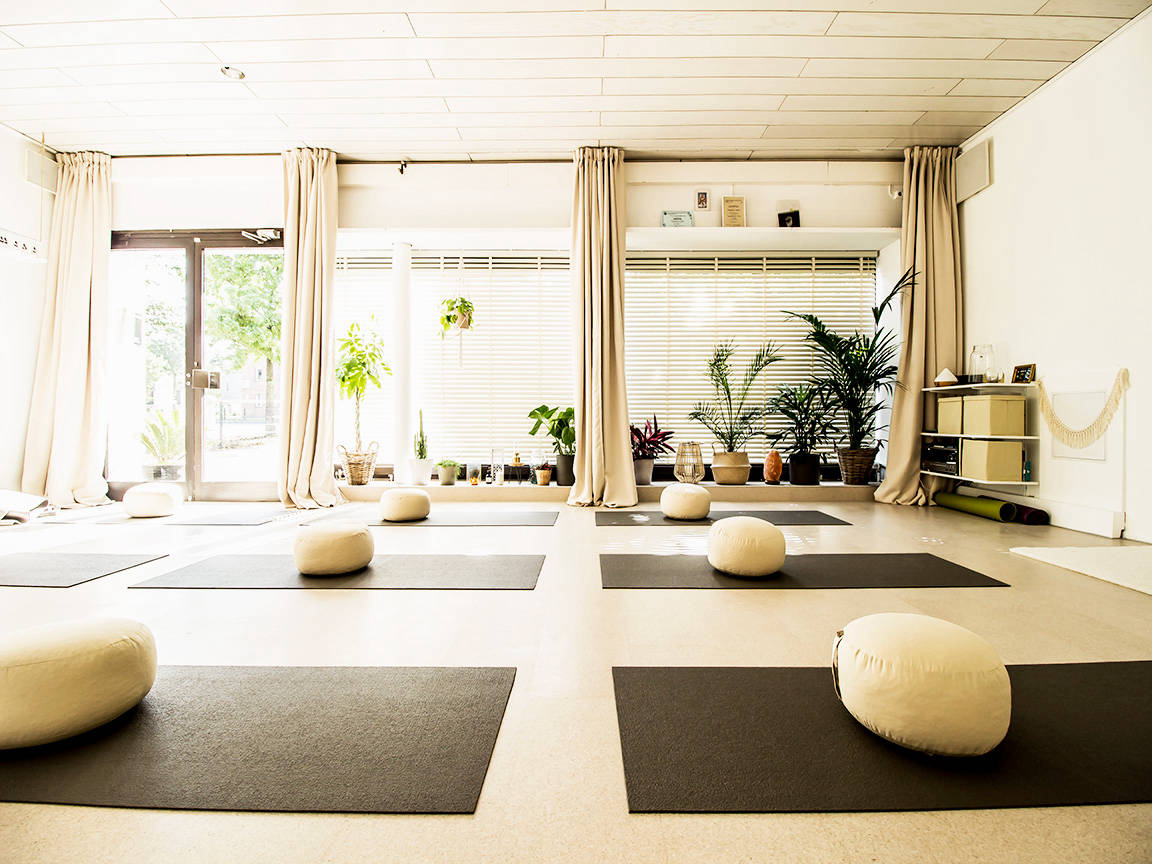 BLOOM YOGA Raum mit Yogamatten